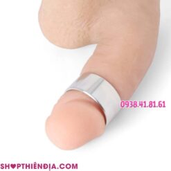 Vòng đeo đầu khất bằng inox Duty được đeo vào dương vật giả nhìn từ bên cạnh