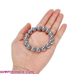 Vòng bi tình yêu đeo đằng sau tinh hoàn Meridian đặt trên lòng bàn tay