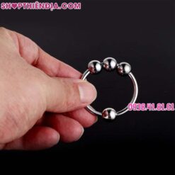 Cầm trên tay vòng đeo đầu khấc bằng kim loại có 4 bi Orbital