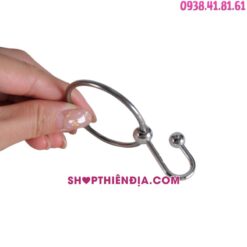 Cầm trên tay vòng đeo đầu khấc kèm bi thông niệu đạo Stopper