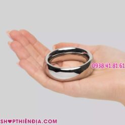 Vòng đeo gốc dương vật bằng thép không gỉ Donut (size nhỏ) đặt trên lòng bàn tay