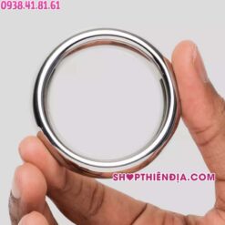 Cầm trên tay vòng đeo gốc dương vật bằng thép không gỉ Donut (size nhỏ)