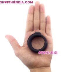 Vòng silicon cho nam điều chỉnh được kích thước Joker đặt trên lòng bàn tay