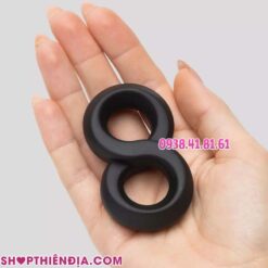 Vòng silicon hình số 8 chống xuất tinh sớm Julo đặt trên lòng bàn tay
