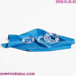 Bộ vòng bi đeo dương vật Stay Hard trong suốt đặt trên khăn màu xanh