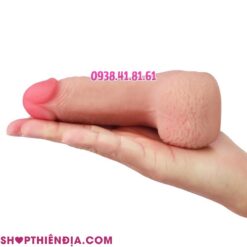 Cu giả đeo tạo hình dương vật cho lesbian Squeezy đặt trên lòng bàn tay