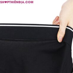 Dùng tay kéo giãn cạp quần short đeo sextoy Packer