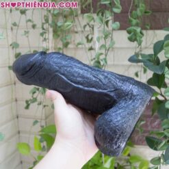 Cu giả khổng lồ màu đen Titan đặt trên bàn tay