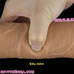 Dùng tay phải bóp phần thân dương vật giả to rung ngoáy Jim