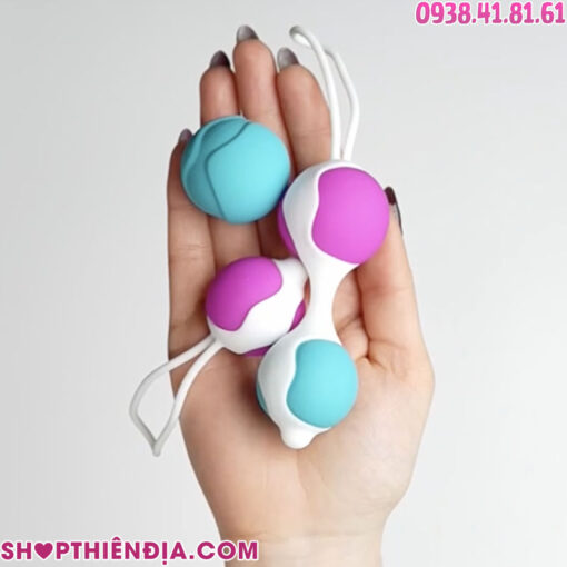 Đặt trên tay bộ bóng tập kegel bằng silicon Orgasmic